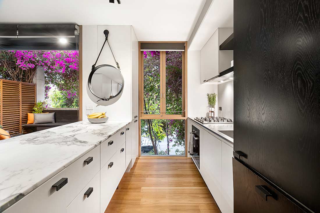 White kitchen countertops – a real “evergreen” choice